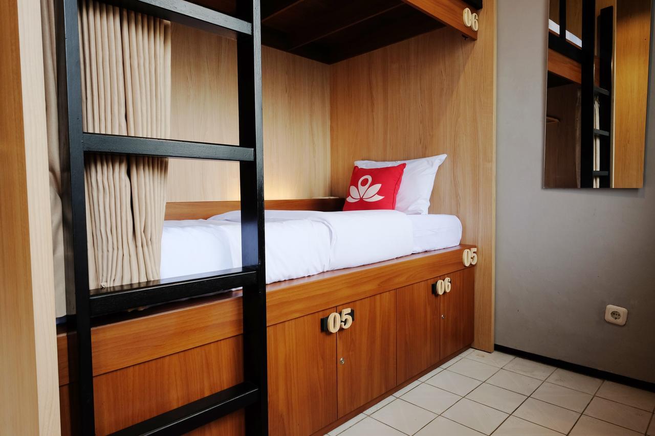 Zen Hostel Alun-Alun Sarinah Malang Extérieur photo