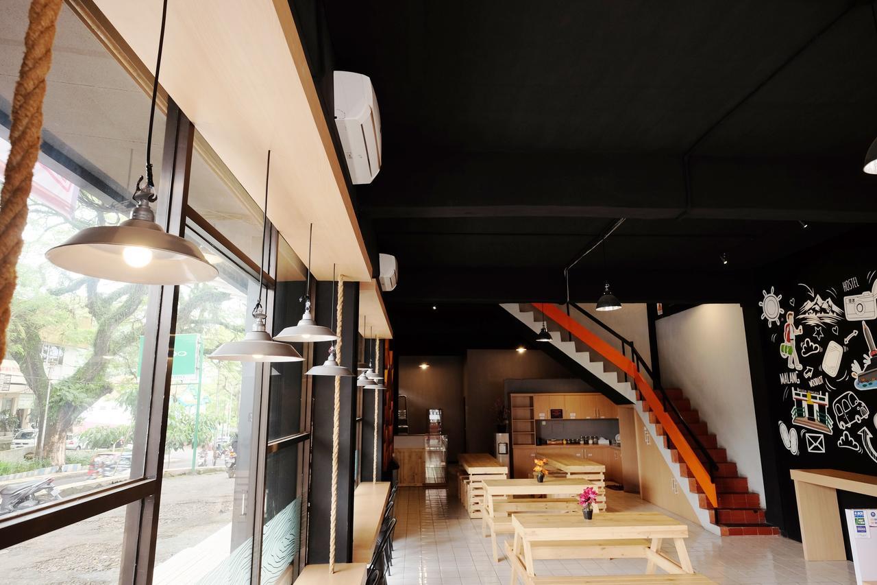 Zen Hostel Alun-Alun Sarinah Malang Extérieur photo
