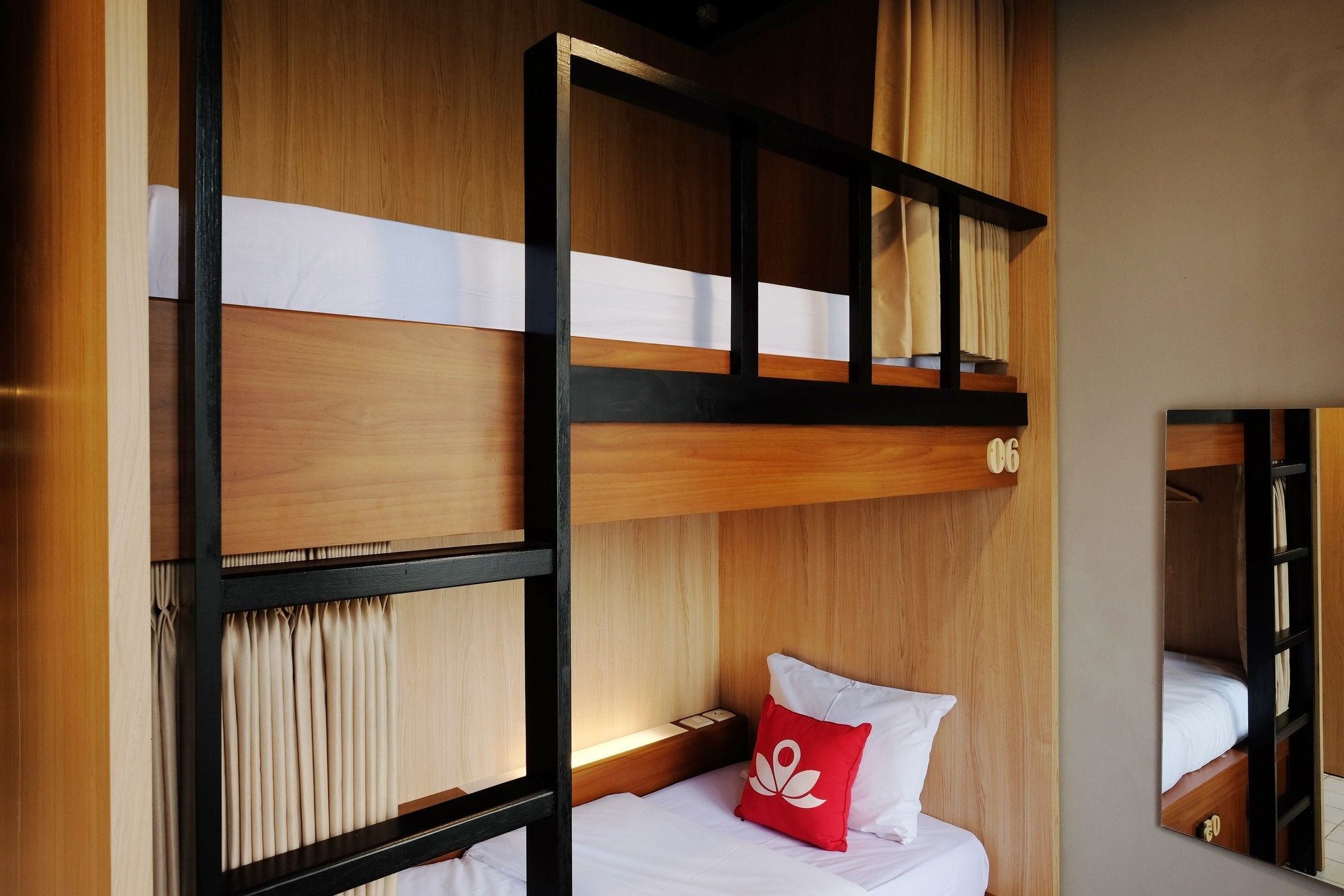 Zen Hostel Alun-Alun Sarinah Malang Extérieur photo