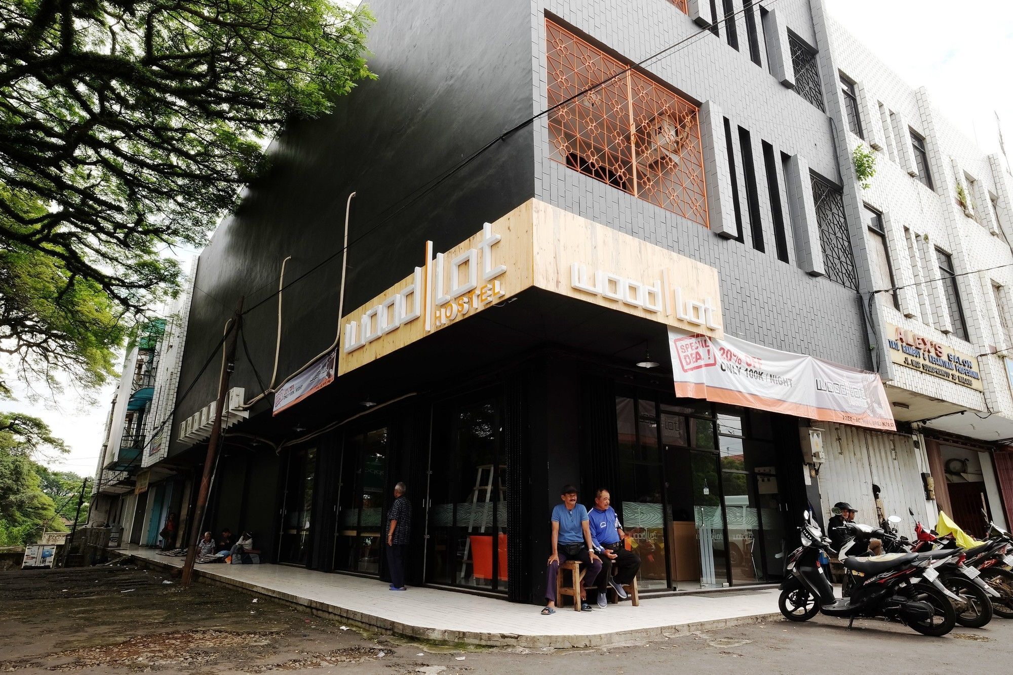 Zen Hostel Alun-Alun Sarinah Malang Extérieur photo